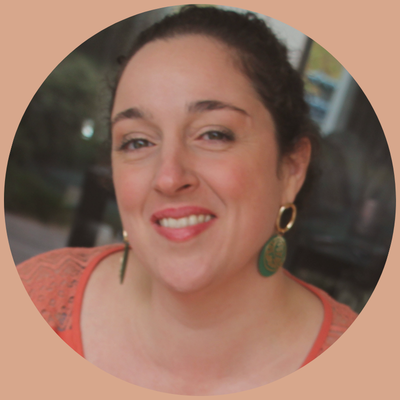 Femme marchant au bord de l’eau au coucher du soleil, symbole d’accompagnement pour retrouver calme et clarté près de Toulouse et Pamiers.