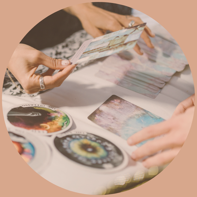 Femme en séance de guidance intuitive avec cartes oracles pour éclairer les blocages, retrouver confiance