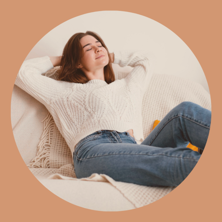 Femme marchant au bord de l’eau au coucher du soleil, symbole d’accompagnement pour retrouver calme et clarté près de Toulouse et Pamiers.