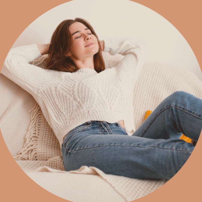 Femme détendue durant une séance d’hypnose pour le bien-être, proposée entre Villefranche-de-Lauragais et Nailloux.