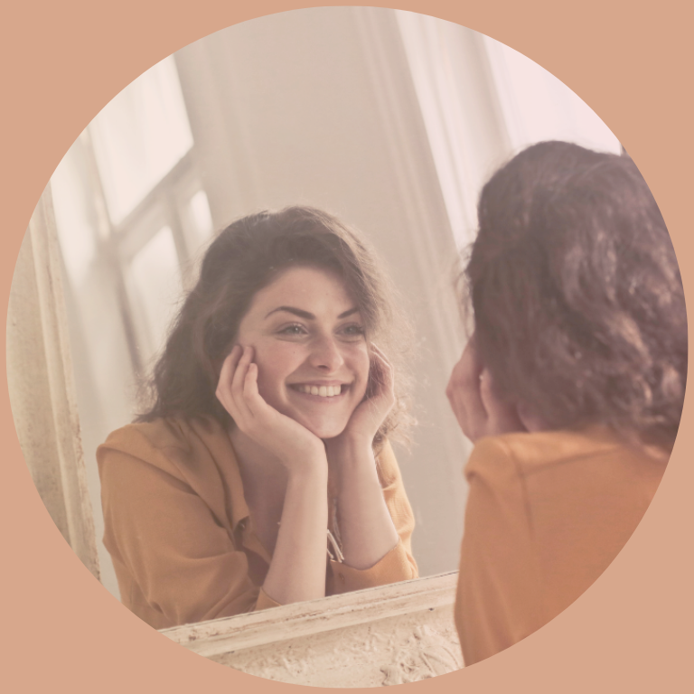 Femme marchant au bord de l’eau au coucher du soleil, symbole d’accompagnement pour retrouver calme et clarté près de Toulouse et Pamiers.