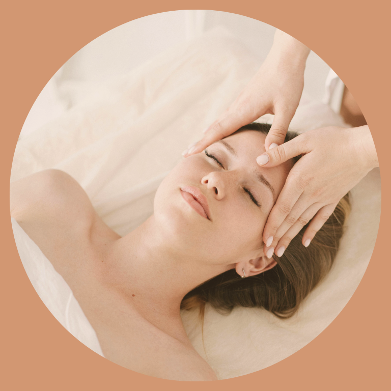 Femme marchant au bord de l’eau au coucher du soleil, symbole d’accompagnement pour retrouver calme et clarté près de Toulouse et Pamiers.