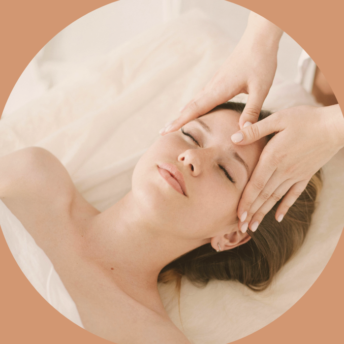 Mains qui se tiennent, symbolisant un accompagnement en guidance bienveillante, proposé entre Villefranche-de-Lauragais et Nailloux