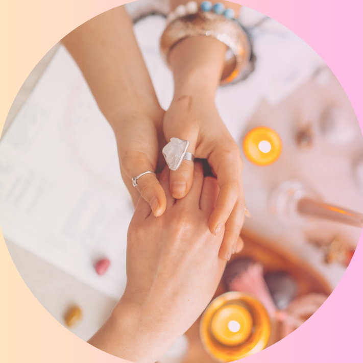 Mains posées sur le cœur, illustrant clarté, guidance et bien-être émotionnel.