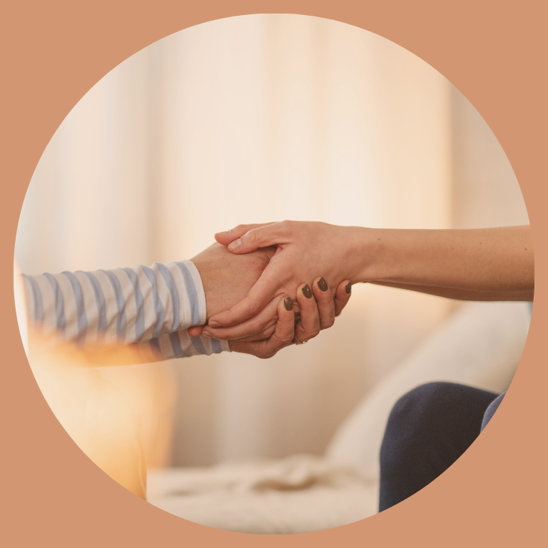 Femme marchant au bord de l’eau au coucher du soleil, symbole d’accompagnement pour retrouver calme et clarté près de Toulouse et Pamiers.