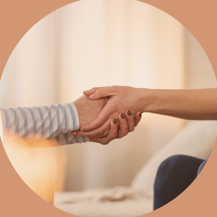 Mains posées avec douceur pour un soin énergétique apaisant, disponible près de Toulouse et Castelnaudary.