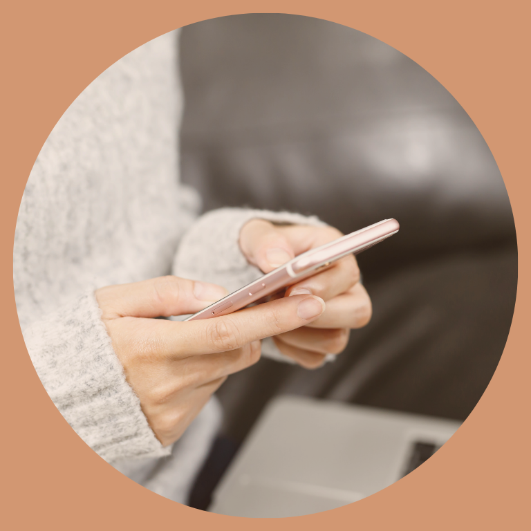 Femme marchant au bord de l’eau au coucher du soleil, symbole d’accompagnement pour retrouver calme et clarté près de Toulouse et Pamiers.