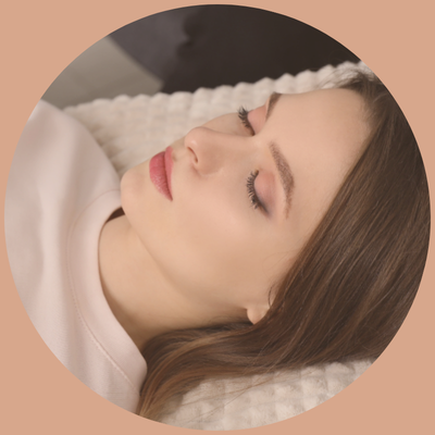 Femme marchant au bord de l’eau au coucher du soleil, symbole d’accompagnement pour retrouver calme et clarté près de Toulouse et Pamiers.