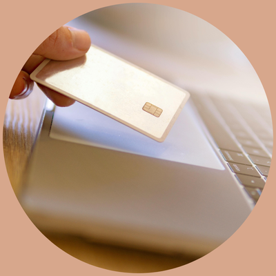 Femme marchant au bord de l’eau au coucher du soleil, symbole d’accompagnement pour retrouver calme et clarté près de Toulouse et Pamiers.