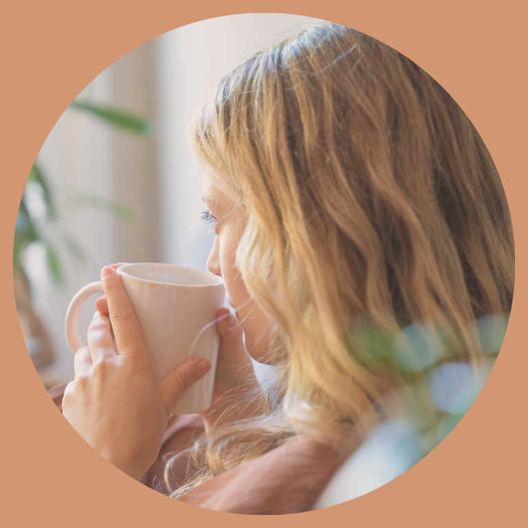 Femme marchant au bord de l’eau au coucher du soleil, symbole d’accompagnement pour retrouver calme et clarté près de Toulouse et Pamiers.