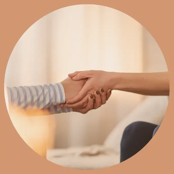 Deux mains réunies, symbolisant un accompagnement doux et sécurisant en soin énergétique pour aider les hypersensibles à se recentrer.