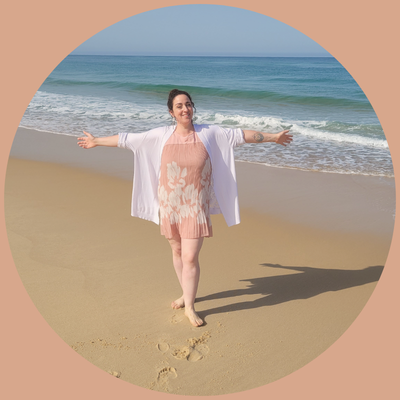 Femme marchant au bord de l’eau au coucher du soleil, symbole d’accompagnement pour retrouver calme et clarté près de Toulouse et Pamiers.
