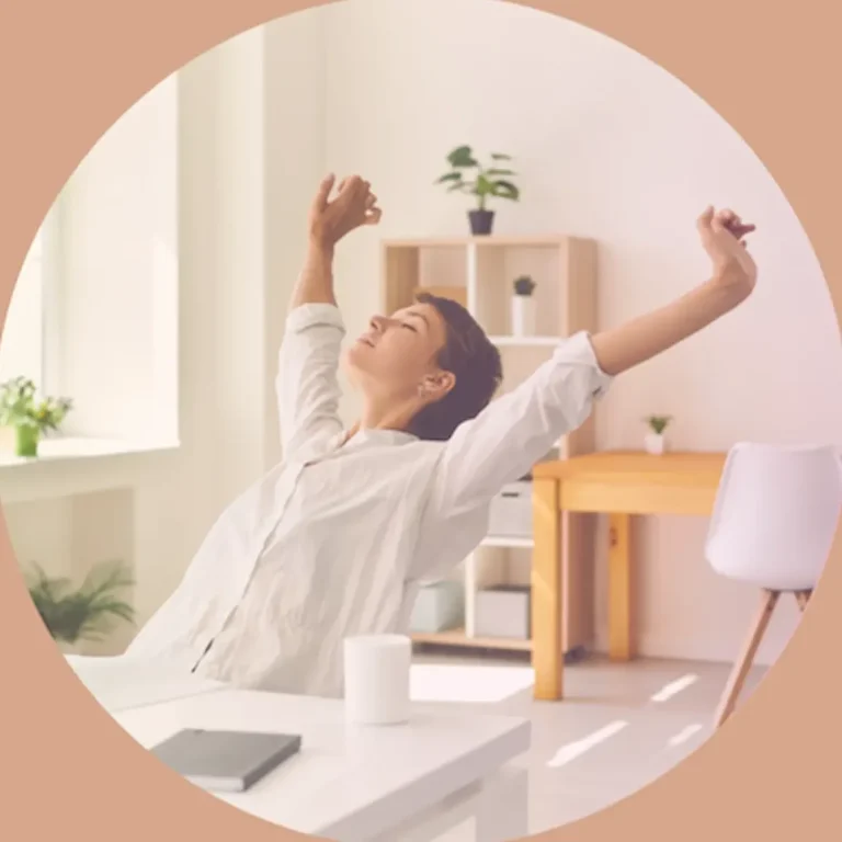 Avis après une séance d’hypnose – Retrouver apaisement et légèreté Femme détendue s’étirant avec légèreté, illustrant le mieux-être, l’apaisement émotionnel, le soulagement ressentis après un accompagnement.