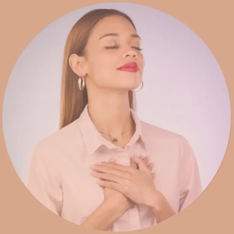 Hypnose pour hypersensibilité à Nailloux – Retrouver calme intérieur et apaisement Femme les yeux fermés, les mains sur le cœur, symbolisant l’apaisement émotionnel et le recentrage grâce à l’hypnose pour hypersensibles.