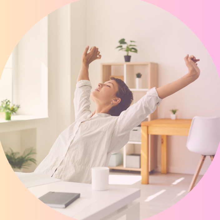 Femme au bureau, yeux fermés et visage serein, représentant relaxation et transformation intérieure.
