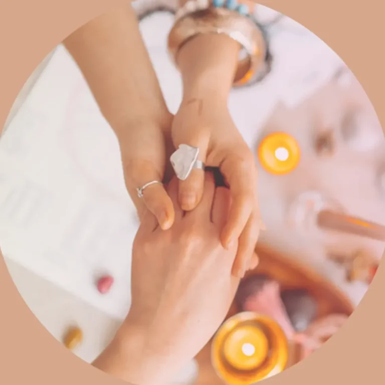 Témoignages d’accompagnement pour hypersensibles – Une relation de confiance Deux mains qui en soutiennent une autre, symbolisant la confiance, l’écoute et le lien thérapeutique vécu par les personnes hypersensibles.