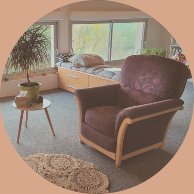 Femme marchant au bord de l’eau au coucher du soleil, symbole d’accompagnement pour retrouver calme et clarté près de Toulouse et Pamiers.