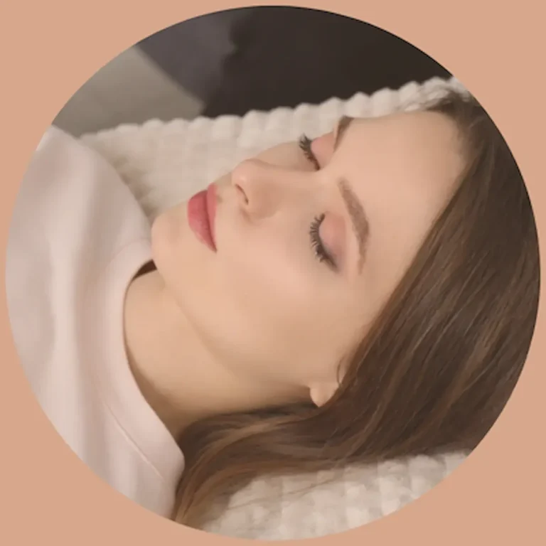 Séance d’hypnose Ericksonienne pour hypersensibles dans le Lauragais Femme allongée en état d’hypnose pendant une séance pour libérer les blocages émotionnels, réduire l’anxiété et favoriser le mieux-être.