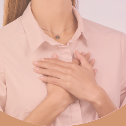 Mains de thérapeute tenant celles d’une consultante, illustrant soutien et accompagnement bienveillant.